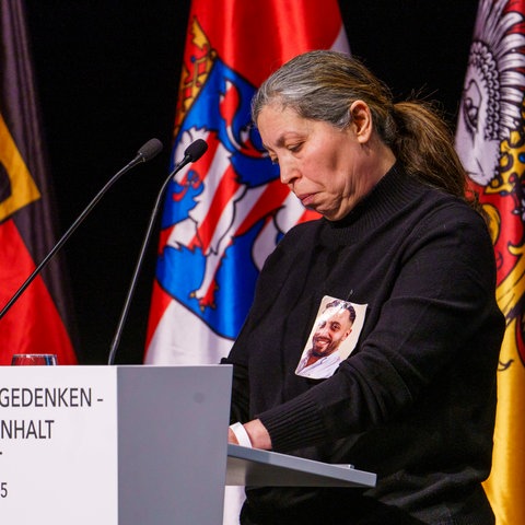 Emis Gürbüz, Mutter des ermordeten Sedat Gürbüz, spricht auf der Gedenkveranstaltung zum Jahrestag des rassistischen Anschlags in Hanau.