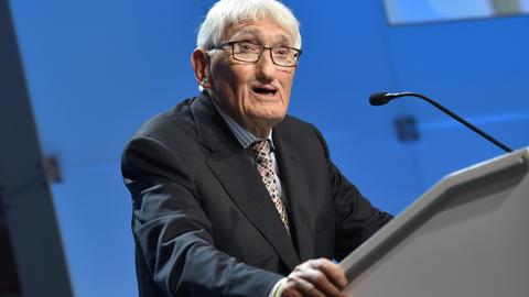Jürgen Habermas steht bei einem Vortrag am Rednerpult