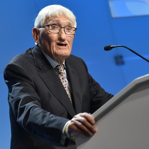 Jürgen Habermas steht bei einem Vortrag am Rednerpult
