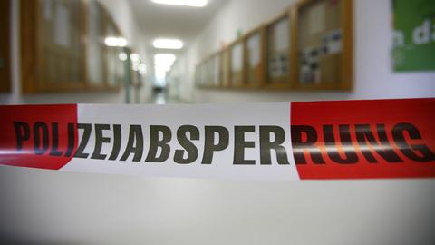 Absperrung mit Aufschrift "Polzeiabsperrung" in Darmstädter Hochschule