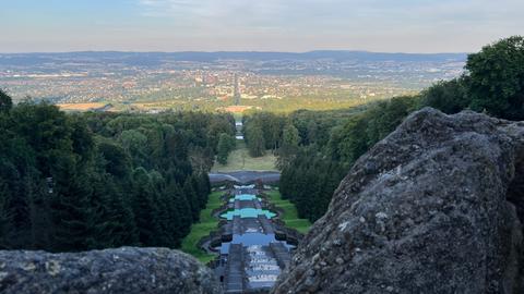 Blick vom Herkules Richtung Schloss: in den drei unteren Bassins der Wasserspiele ist die grüne Färbung noch deutlich zu erkennen.