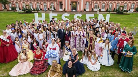 Die versammelten hessischen "Hoheiten" mit Ministerpräsident Rhein (CDU) vor dem Schloss Biebrich.