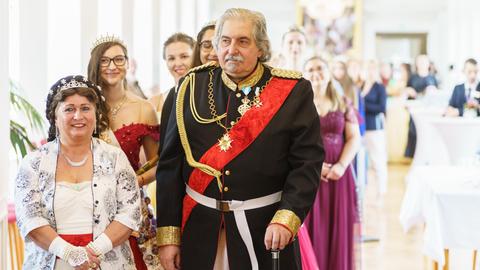 Die Kulturbotschafter aus Bad Schwalbach, König Ludwig II. von Bayern (Peter Friedrich Gronau, r), und Kaiserin Sissi (Carola Gronau, l) warten auf den Empfang.