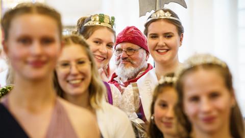 Der Eschweger Dietemann (hinten mittig) und verschiedene Wein- und Apfelprinzessinnen im Schloss Biebrich. 