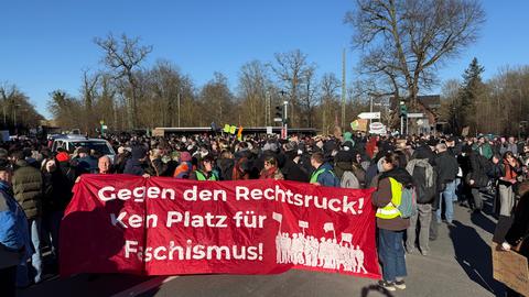 Demonstranten halten Banner mit Aufschrift: "Gegen den Rechtsruck! Kein Platz für Faschismus!"