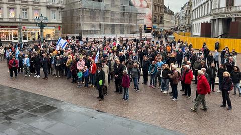 Demonstrierende mit Israel-Fahnen