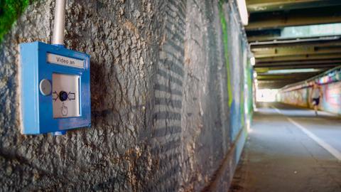 Knopf mit Beschriftung Video an am Tunneleingang in Marburg