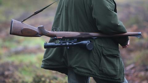 Jäger mit umgehängten Jagdgewehr