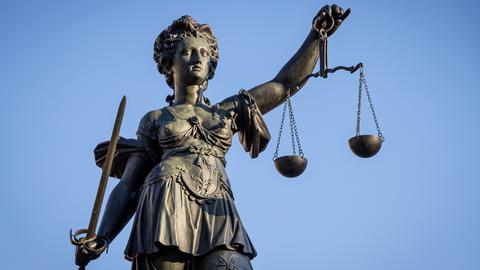 Die"Justitia" thront auf dem Gerechtigkeitsbrunnen in Frankfurt. 