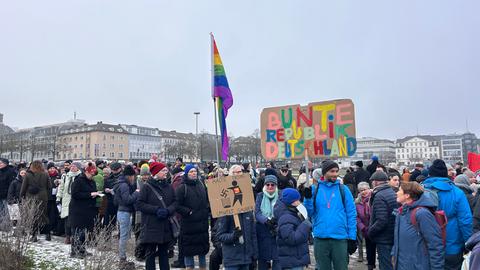 Teilnehmende bei der Demo gegen Rechts in Kassel. Ein Teilnehmer hält eine Schild mit der Aufschrift: "Bunte Republik Deutschland" hoch.