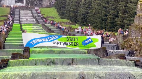 "Trinkwasser statt Giftwasser" steht auf einem Banner.