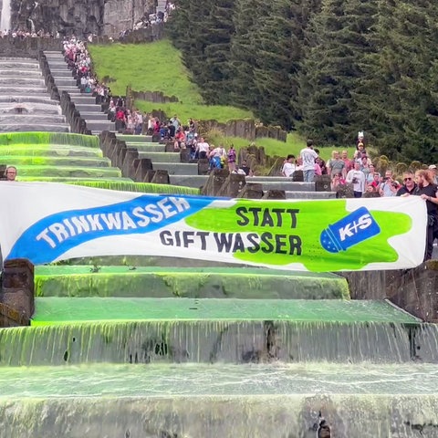 "Trinkwasser statt Giftwasser" steht auf einem Banner.