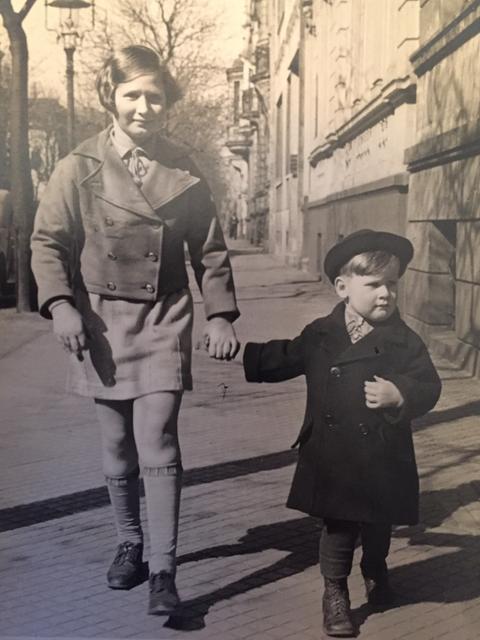 Ein schwarzweiß-Foto zweier Kinder auf einer Straße.