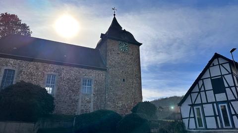 Die Kirche in Eiterhagen von außen vor einer niedrig stehenden Wintersonne