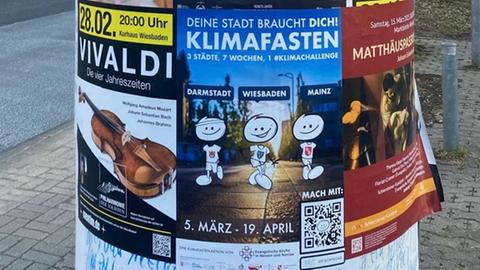 Werbung für das Klimafasten an einer Litfaßsäule