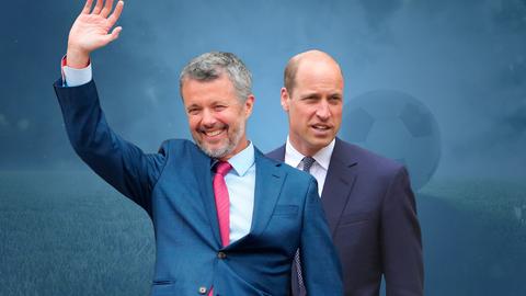 König Frederik und Prinz William sind nebeneinander vor einem blauen Hintergrund mit einem leicht durchscheinenden Fußball auf einem Rasenplatz zu sehen. 