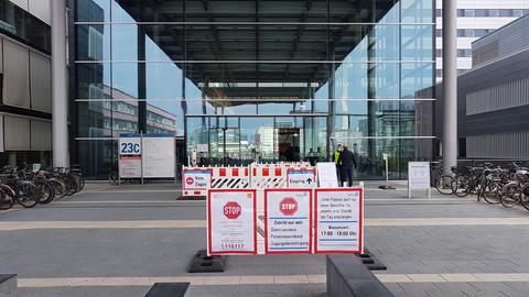 Strenge Einlassbedingungen Haupteingang der Frankfurter Uniklinik. 