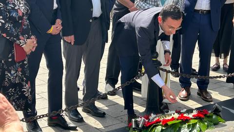 Frankfurts Oberbürgermeister Mike Josef legt einen Kranz nieder an der Stelle, an der Ministerpräsident Jitzchak Rabin erschossen wurde.