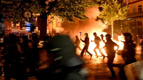 Brennende Barrikaden am Rande des G20-Gipfels in Hamburg