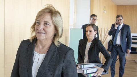 Justizministerin Eva Kühne-Hörmann (CDU) auf dem Weg zur Rechtsausschuss-Sitzung