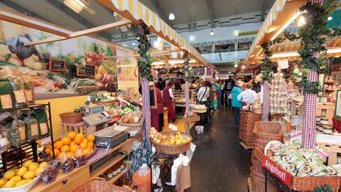 Lebe-Gesund-Stand in der Frankfurter Kleinmarkthalle mit Bio-Lebensmitteln, Brot und Gemüse