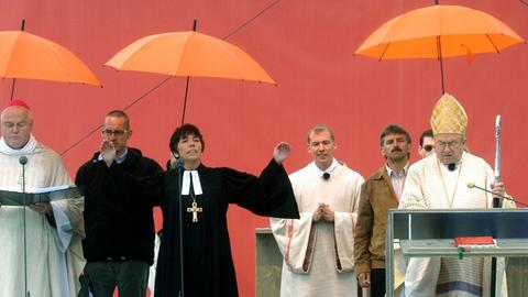 Zeichen der Ökumene: Beim Abschlussgottesdienst spendet Landesbischöfin Margot Käßmann den Segen, Kardinal Karl Lehmann (rechts) gestaltete die erste ökumenischen Segensfeier bei einem Abschlussgottesdienst eines Katholikentages. 