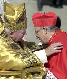 2001 ernennt Papst Johannes Paul II. den Mainzer Bischof zum Kardinal.