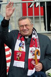  Der Mainzer Kardinal Karl Lehmann mit seinem Fanschal von Mainz 05. (2004)