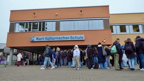 Außenaufnahme einer Schule, an dem Gebäude prangt ein Schriftzug "Kurt-Schumacher-SChule"