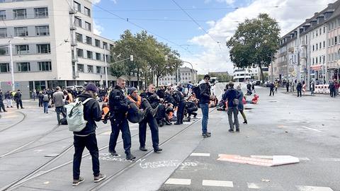 Polizisten tragen Aktivisten der Letzten Generation von der Straße.