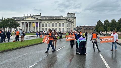 Protest der Klimagruppe Letzte Generation am Fridericianum in Kassel.