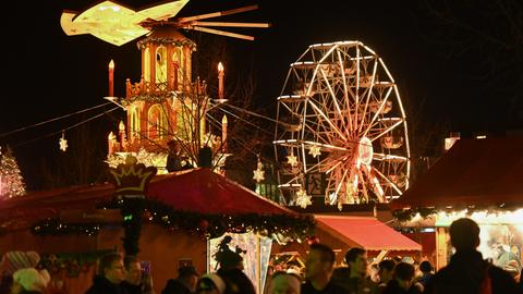 Besucher schlendern über den Märchenweihnachtsmarkt auf dem Friedrichsplatz