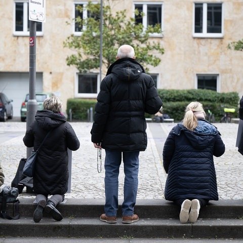 Mahnwache vor der Beratungsstelle von Pro Familia in Frankfurt.