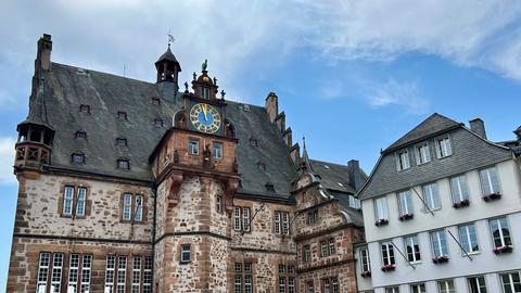 altes Gebäude mit Uhr