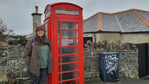 Selfie der angehenden Erzieherin Sarah Meininghaus in Irland vor einer roten Telefonzelle.