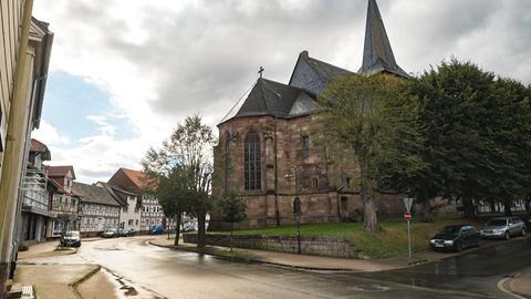 Die Kirche und Hauptstraße im Ortszentrum von Waldkappel