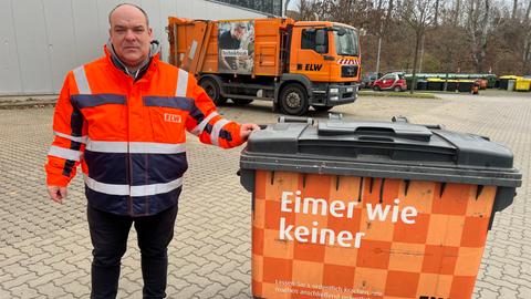 Stephan Pauluth steht neben einer Mülltonne.