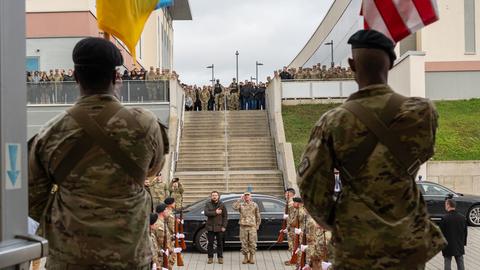 General Christopher Cavoli, Befehlshaber des U.S. European Command, trifft sich mit Wolodymyr Selenskyj ( hinten l), Präsident der Ukraine in der Clay-Kaserne. 