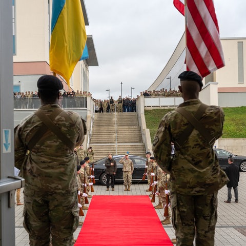 General Christopher Cavoli, Befehlshaber des U.S. European Command, trifft sich mit Wolodymyr Selenskyj ( hinten l), Präsident der Ukraine in der Clay-Kaserne. 