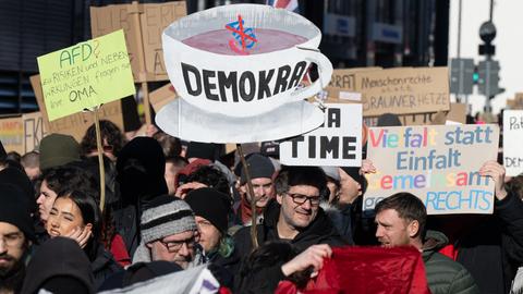 Demonstrierende mit selbstgebastelten Plakaten mit der Aufschrift "Demokratie", "Vielfalt statt Einfalt" oder "Menschenrechte statt brauner Hetze"