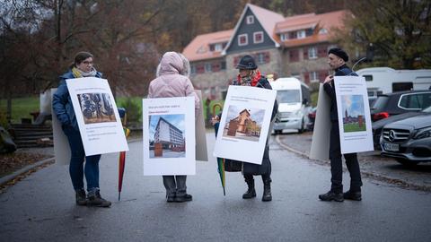 Demonstranten gegen den Standort des Denkmals an der früheren Odenwaldschule im suedhessischen Heppenheim.