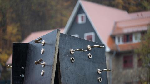 Mahnmal des Künstlers Adrian Koerfer vor der ehemaligen Odenwaldschule.