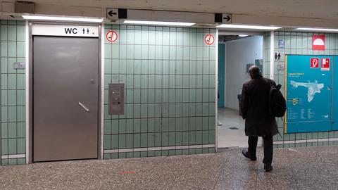 Eingang zu den öffentlichen Toiletten in der B-Ebene der Frankfurter Hauptwache.