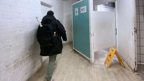 Auf dem Weg zur Urinal-Wand: Öffentliche Toilette in der B-Ebene der Frankfurter Hauptwache