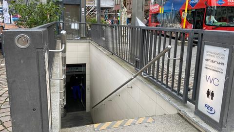 Treppe oder Aufzug: Eingang zu den öffentlichen Toiletten am Frankfurter Paulsplatz.