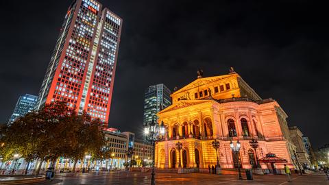 Die angestrahlte Alte Oper in Frankfurt am Orange Day 2020