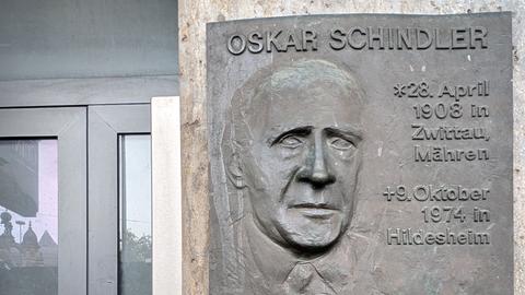 Gedenktafel erinnert an Oskar Schindler.