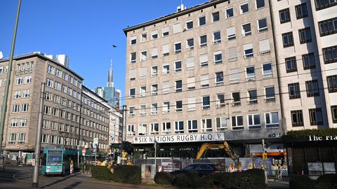 Ein mehrstöckiges graues Haus an einer Kreuzung am Frankfurter Hauptbahnhof