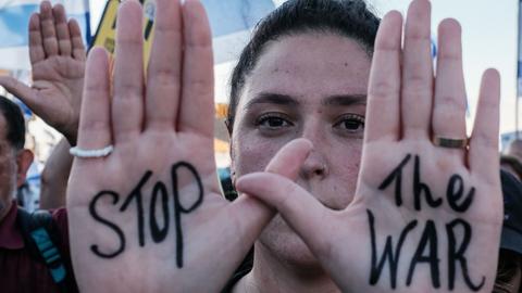 "Stop the war" auf Handflächen geschrieben