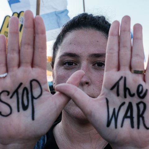 "Stop the war" auf Handflächen geschrieben